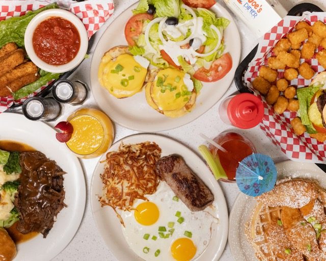 Desayuno americano abundante con biscuits, huevos y tocino en Joe's Naples Park Diner